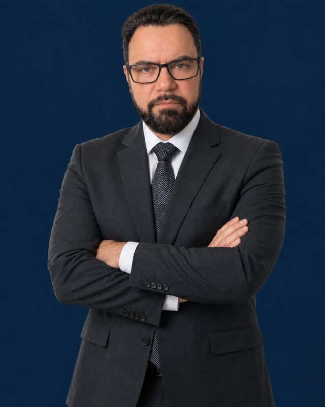 Retrato corporativo em fundo azul marinho - Fernando Ferreira - Advogados